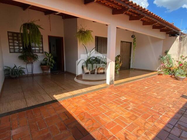 #10167 - Casa para Venda em Itumbiara - GO - 1