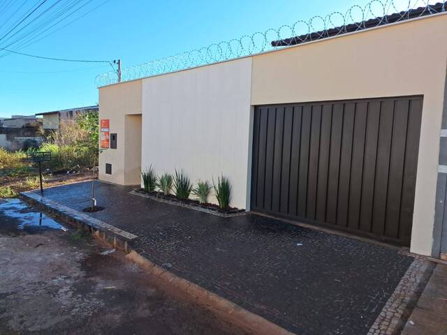 #10221 - Casa para Venda em Itumbiara - GO - 1