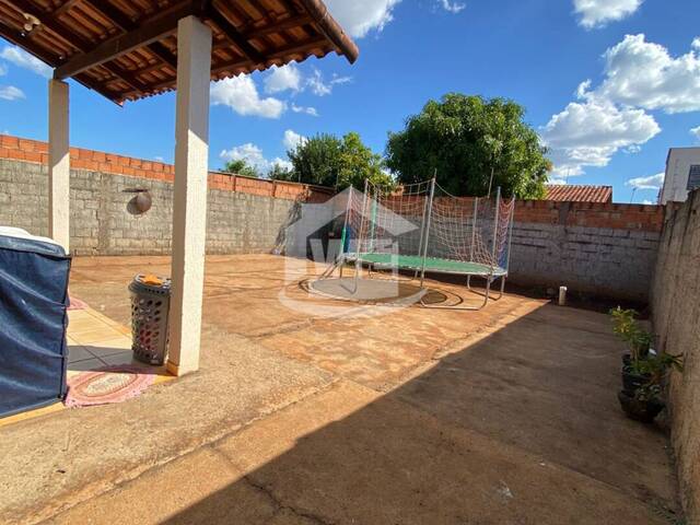 #10224 - Casa para Venda em Itumbiara - GO - 2