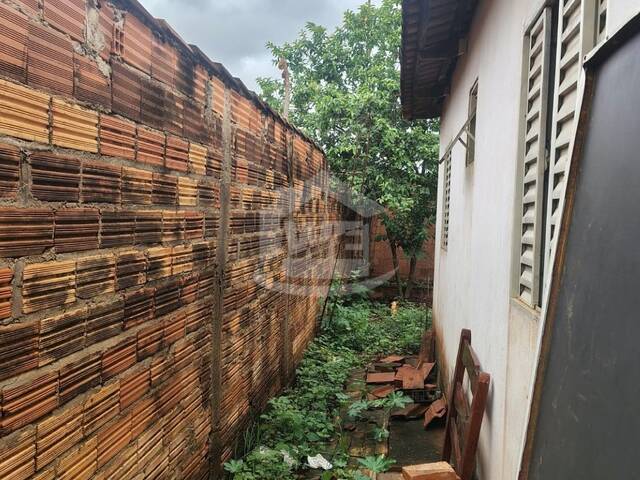 #10831 - Casa para Venda em Itumbiara - GO - 2